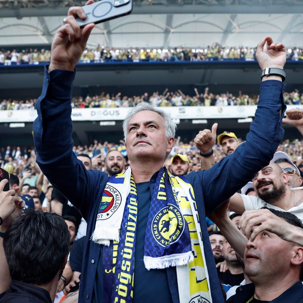 Jose Mourinho and Fenerbahçe fans during his unveiling/Instagram @Fenerbahçe