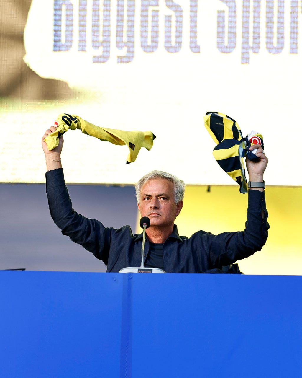Mourinho raises Fenerbahçe's symbol during his unveiling/Instagram @Fenerbahçe