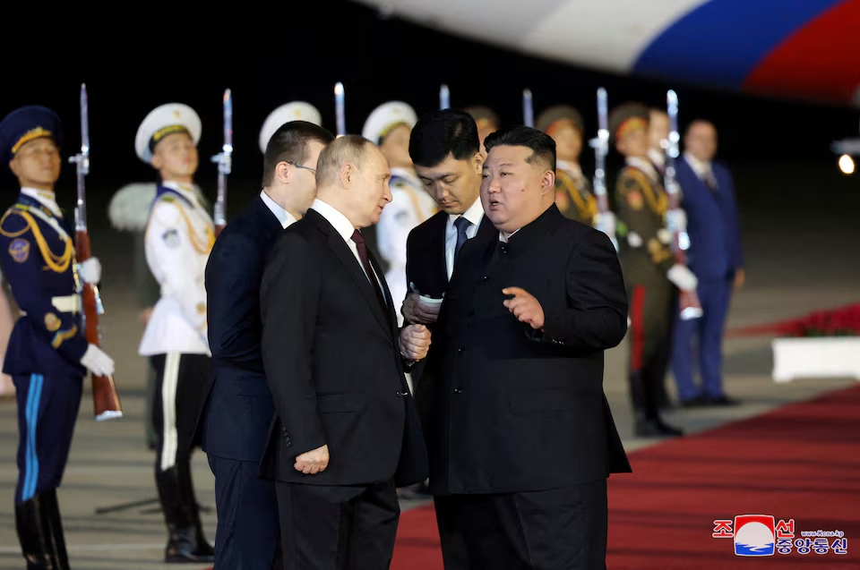 Kim and Putin talks brief during the welcome at Pyongyang/Korean Central News Agency