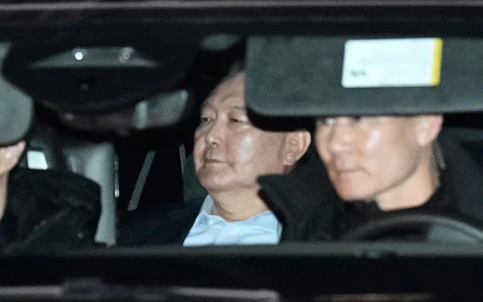 A motorcade carries President Yeol to the CIO office after his arrest/Reuters